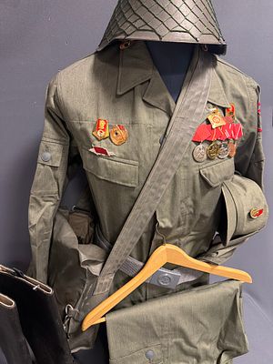 Konvolut Uniform & Ausr&uuml;stung der Kampfgruppen der Arbeiterklasse (DDR). [object Object]