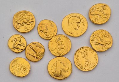 רפליקות מטבעות זהב . המטבעות היו בעבר חלק משרשרת או מצמיד.ככל הנראה, בזמן שהיו משובצים, המטבעות 