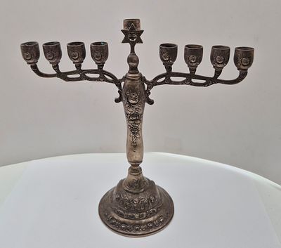 חנוכיה ישנה חתומה כסף 800(כנראה גרמניה). משקל 400 גרם 
כסף 0.800