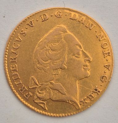 דנמרק 120 מארק משנת 1758. משקל 3.1 גרם 
זהב 0.875