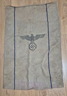 שק של דואר מתקופת גרמניה נאצית . 107 ס"מ 
70 ס"מ