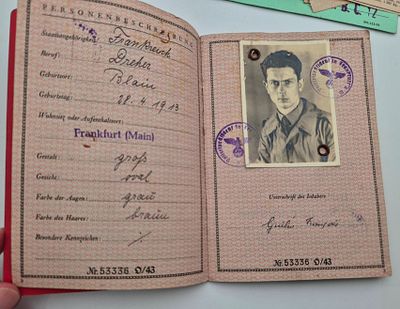 דרכון ומסמכי גיוס לגרמניה של אזרח זר מתקופה גרמניה נאצית
