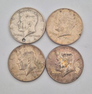 לוט 4 מטבעות כסף חצי דולר קנדי ארה"ב, 1964. כסף 900, משקל כולל 50.1 גרם, שלושה מהמטבעות עם סימן 