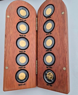 עשרת הדברות סט מטבעות זהב באריזה מקורית כולל תעודת מקוריות
עמלה 10%. משקל 12.44 גרם 
זהב 0.999