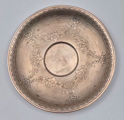 האימפריה הרוסית צלחת ( אולי תחתית לספל)כסף 84 משנת 1876. משקל 97 גרם 
כסף 0.875 
קוטר 12.5 ס"מ