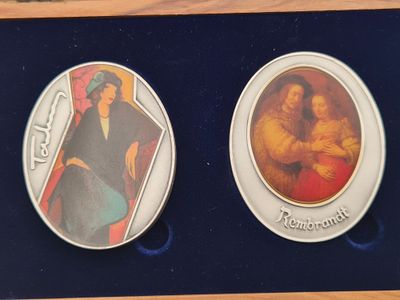 2 מדליות כסף אובליות בקופסת עץ זית. משקל 210 גרם כסף 0.999