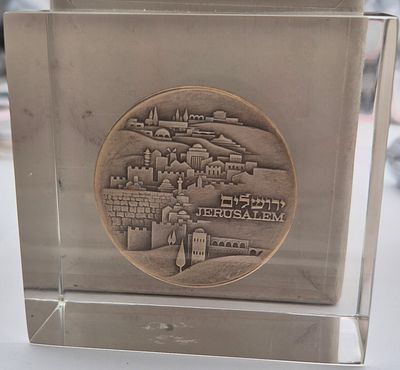 פרספקס שבתוכו מדליה כסף" כנסת"
באריזה מקורית של חברה למדליות. משקל 47 גרם 
כסף 0.935