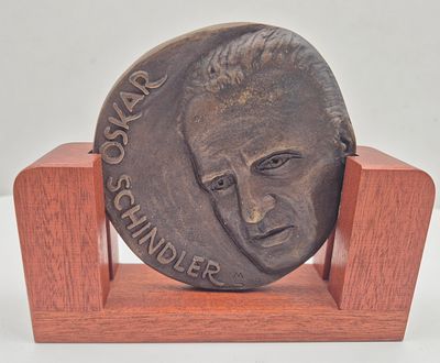 אוסקר שינדלר"
מדליית ארד גדולה, מרשימה עם דיוקנו של חסיד אומות העולם אוסקר שינדלר, 
על בסיס 