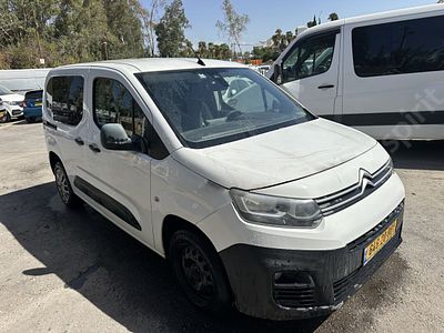 סיטרואן ברלינגו מודל 2019. 251,815 ק"מ, יד שנייה. תיבת הילוכים: אוטומטי
מנוע: דיזל, נפח מנוע: 1 