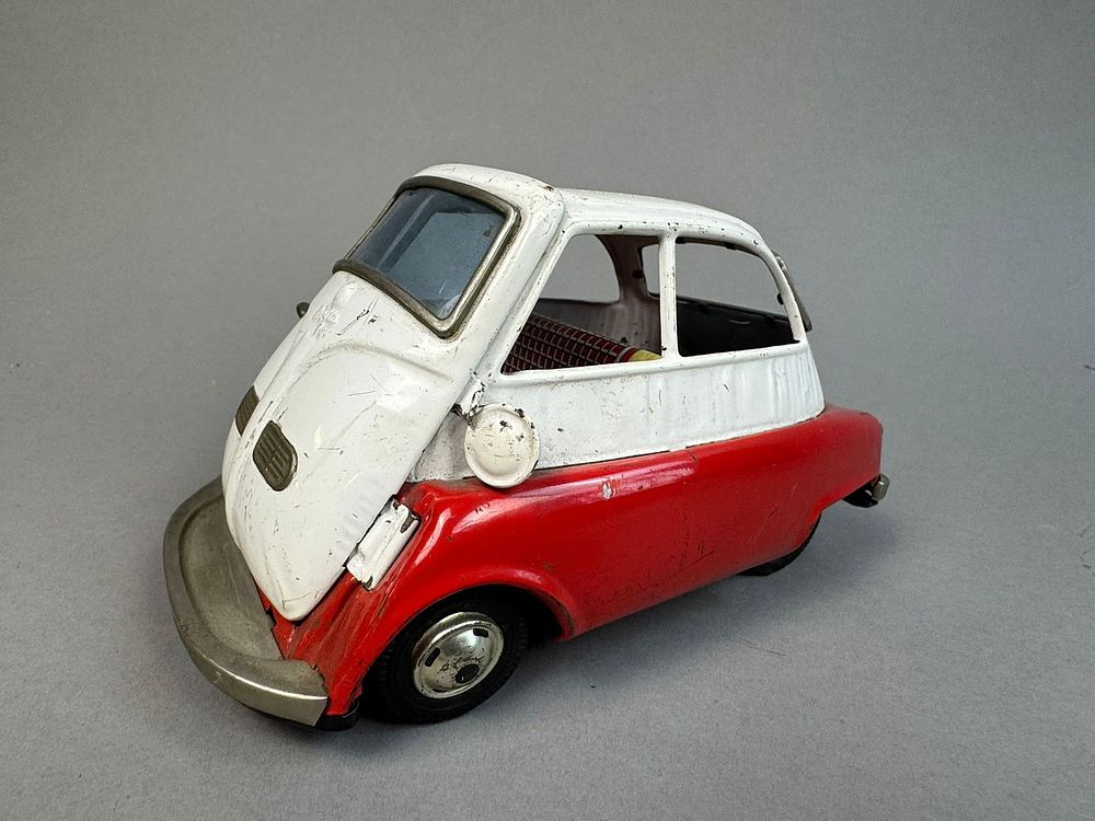 Lot 190: 1960s Bandai Isetta Japanese Tin Friction Toy Car