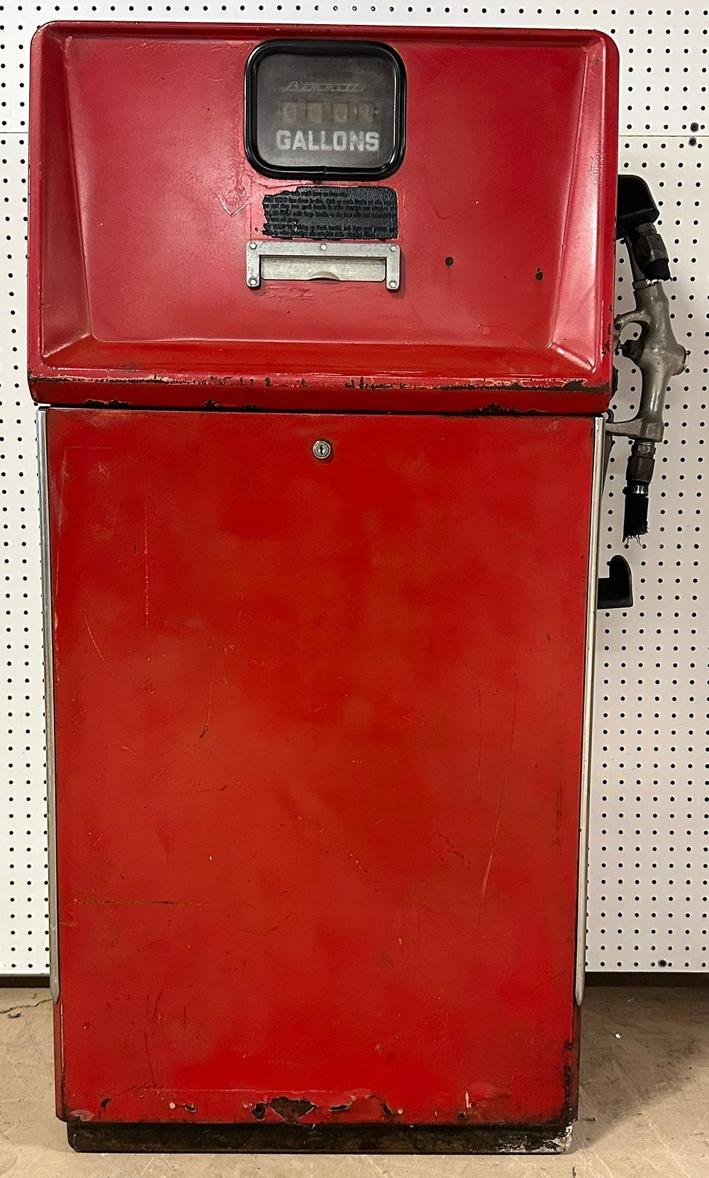 Lot 435: Bennett Model 2700 Red Painted 70s Gas Pump