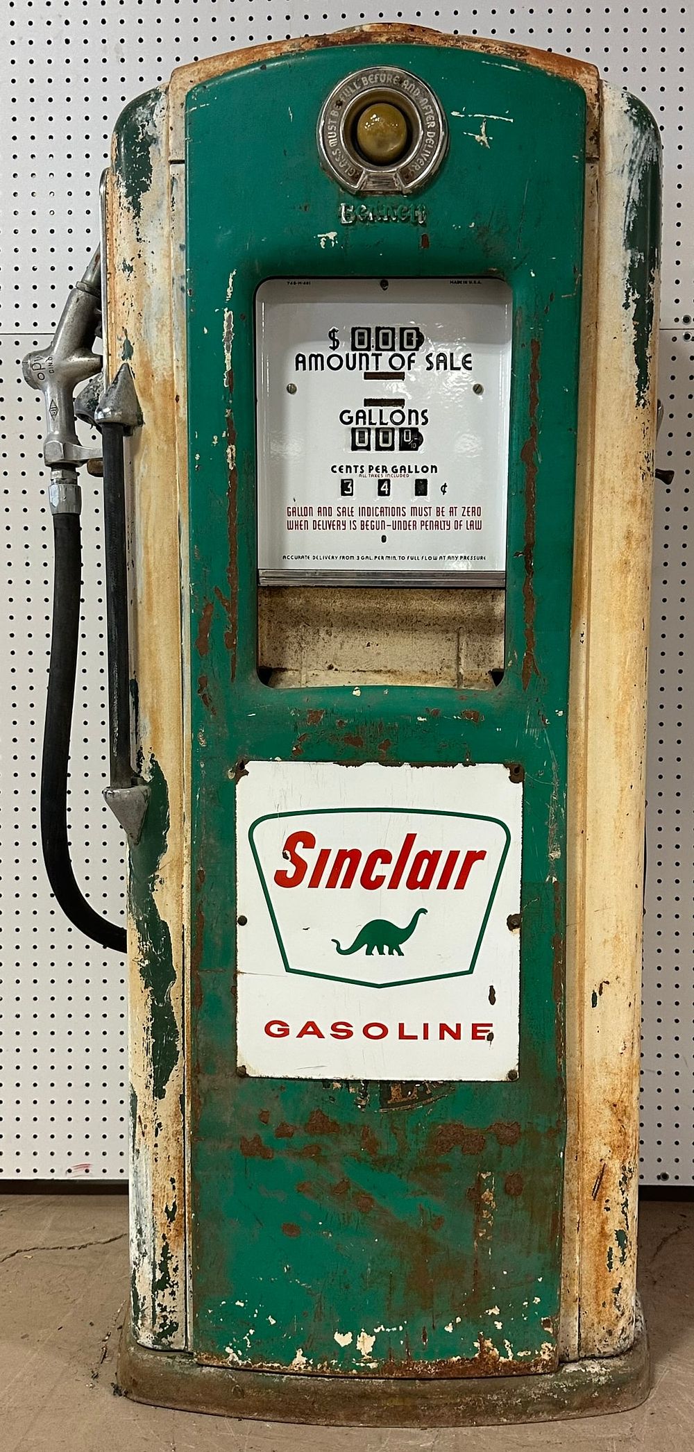 Lot 437: 1960s Bennett Model 756 Sinclair Gas Station Pump