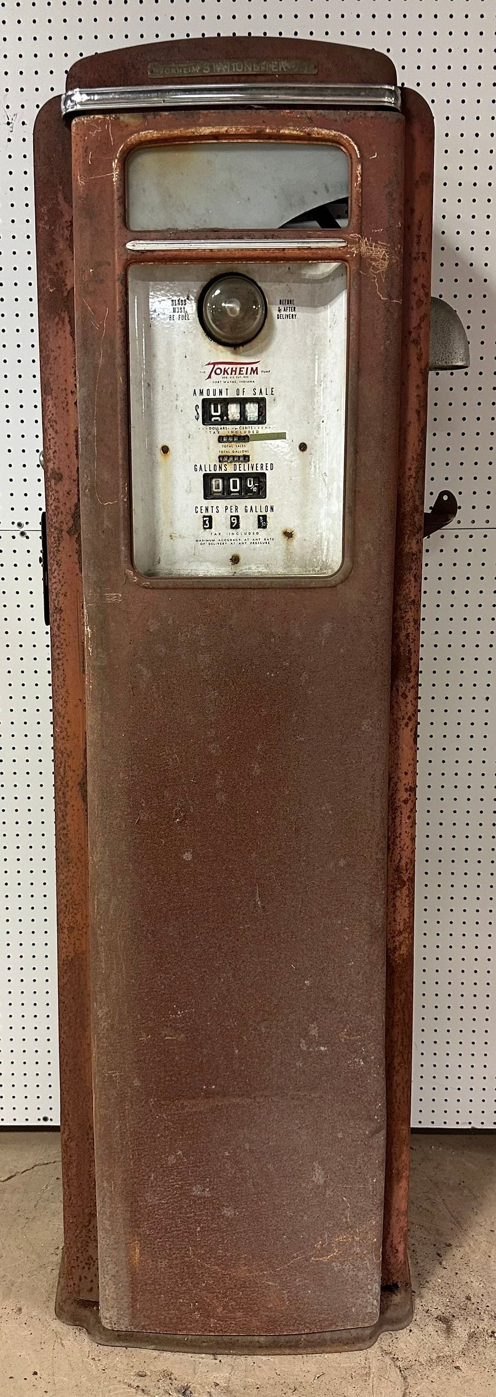 Lot 440: Original 50s Tokheim Stationliter Patina'd Gas Pump