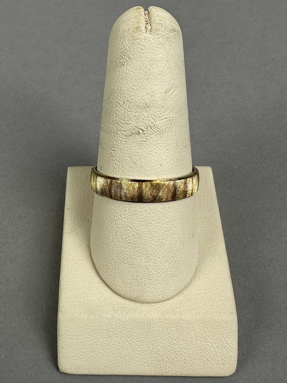 Lot 214: Vintage 14K Yellow Gold Textured Ladies Ring 4.7 Grams