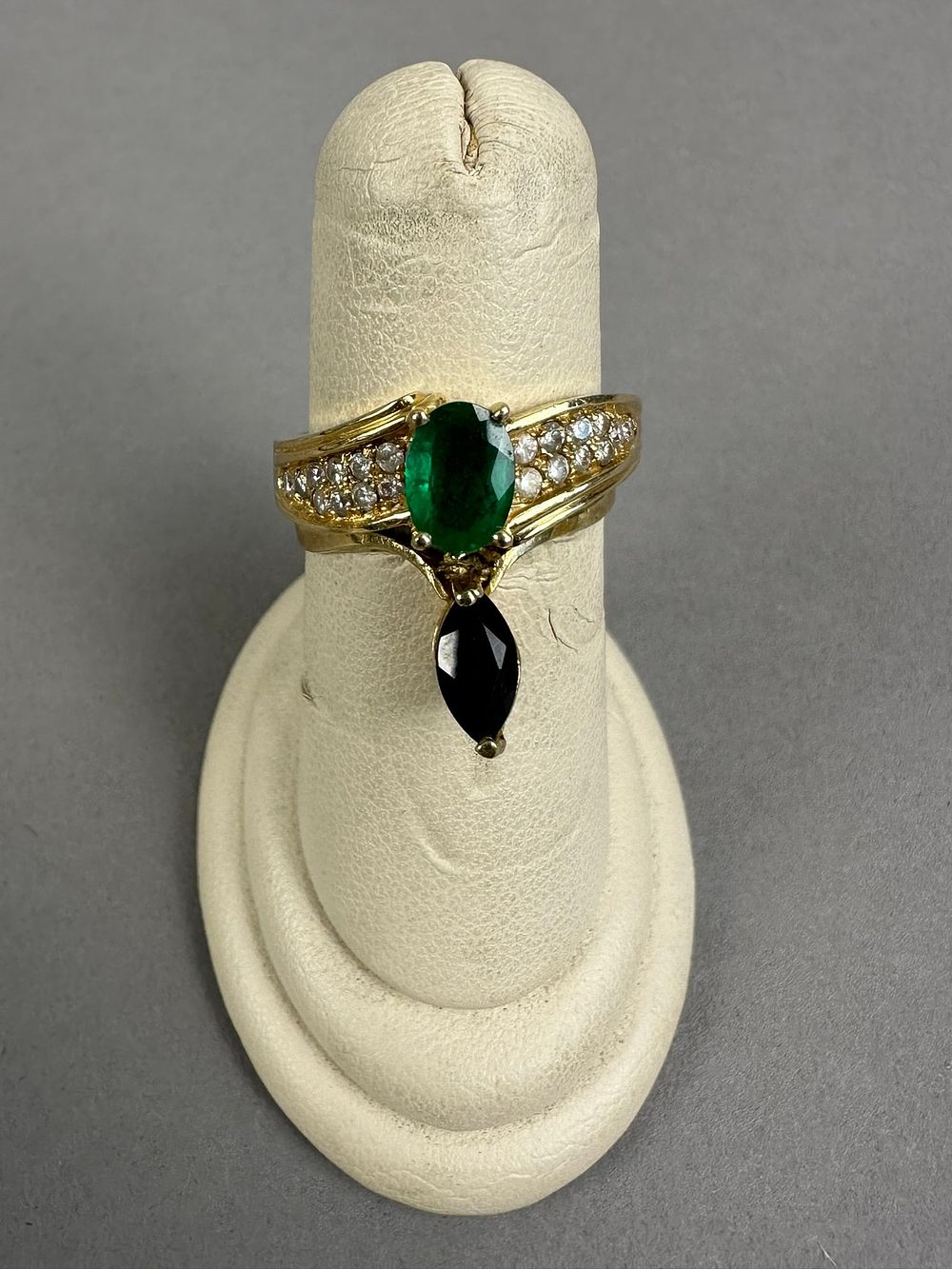 Lot 217: Vintage 14K Yellow Gold Pair Emerald Ladies Rings