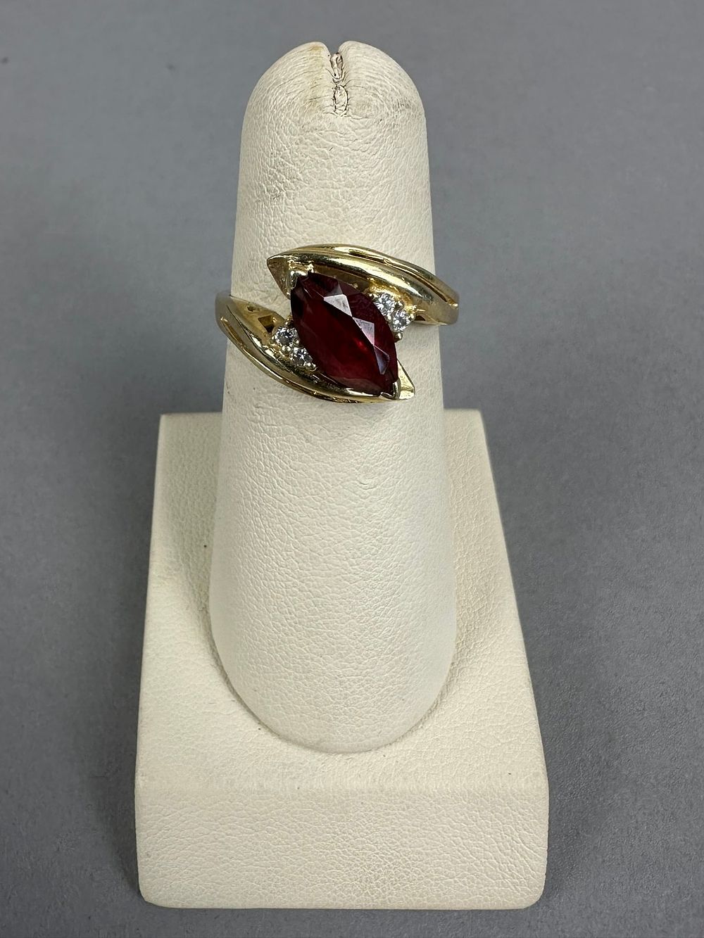 Lot 218: Vintage 14K Yellow Gold Garnet Ladies Ring 5.1 Grams