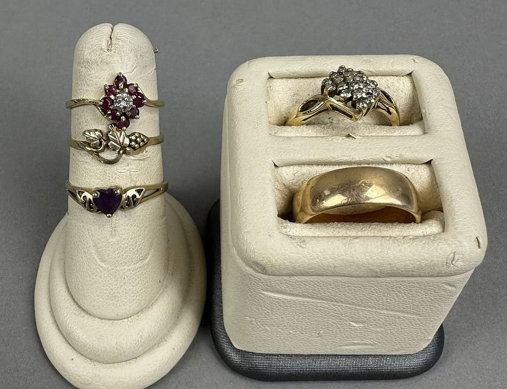 Lot 220: 5 Vintage 10K Yellow Gold Ladies Rings 10.3 Grams