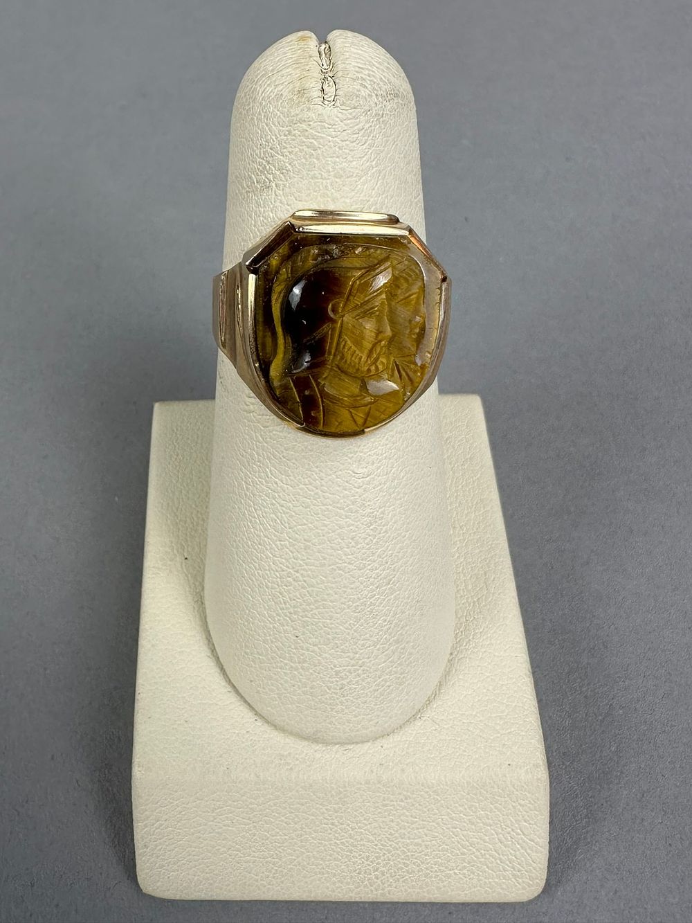 Lot 231: Vintage 10K Yellow Gold Mens Tigers Eye Cameo Ring