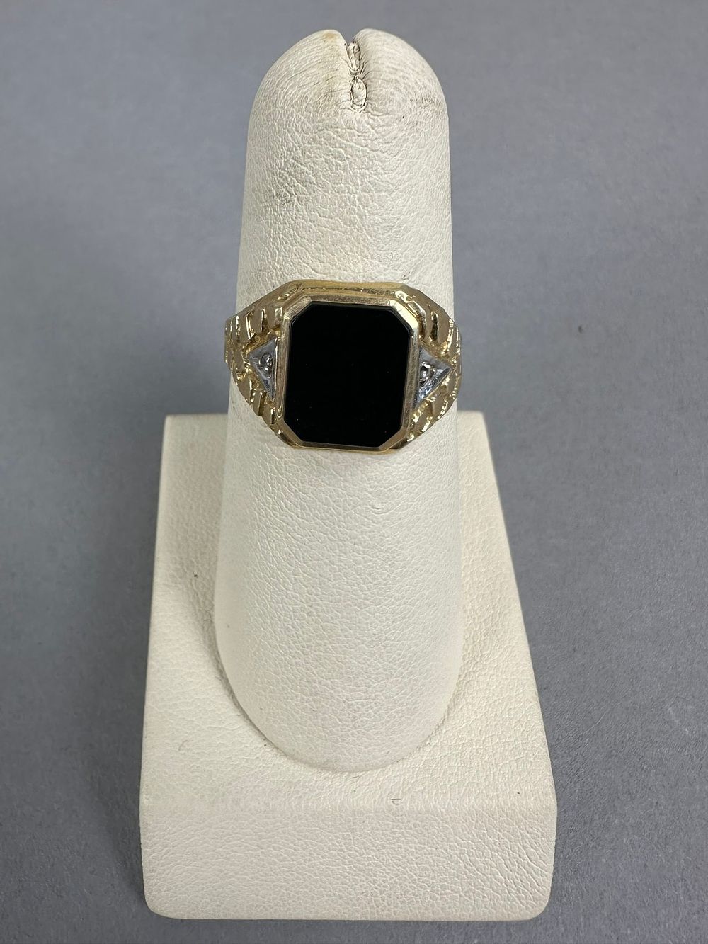 Lot 234: Vintage 10K Yellow Gold Mens Ring Onyx Stone 2.8 Grams
