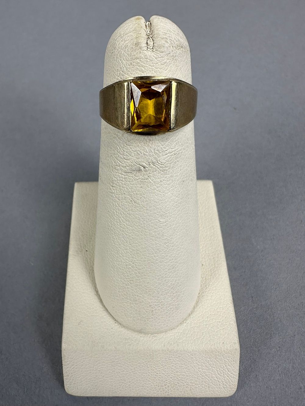 Lot 235: Vintage 10K Yellow Gold Mens Citrine Ring 2.3 Grams