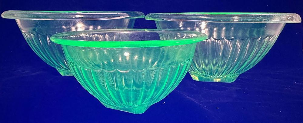 Lot 299: 3 Nesting Hazel Atlas Green Uranium Bowl Set