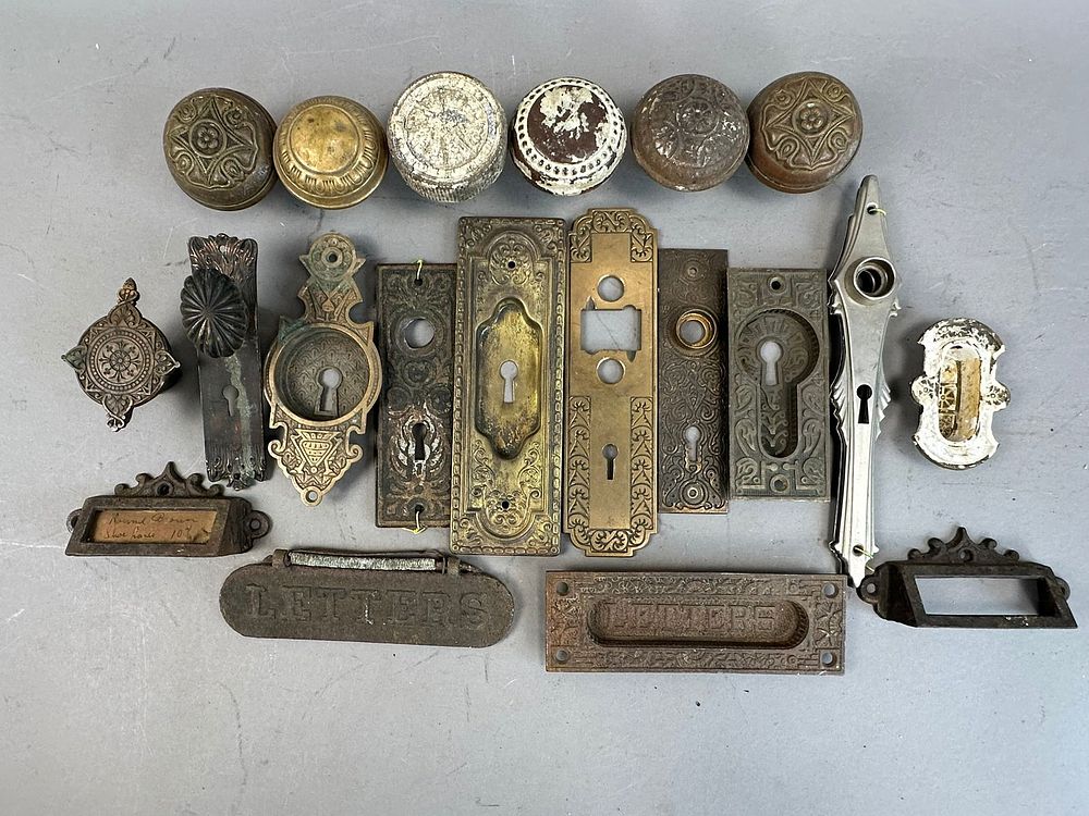 Lot 164: Fantastic Lot 22 Antique Eastlake Victorian Ornately Decorated Brass Hardware Lot Pulls Knobs Peep