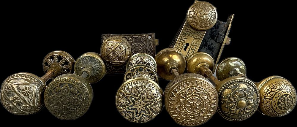 Lot 218B: Exquisite Lot 8 Ornate Victorian Brass Door Knobs w/ Mortise Lock & Door Plates