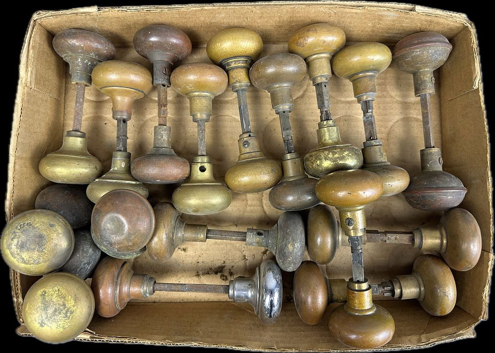 Lot 266: 34 Piece Antique Victorian Brass Door Knob Lot 14 Pairs