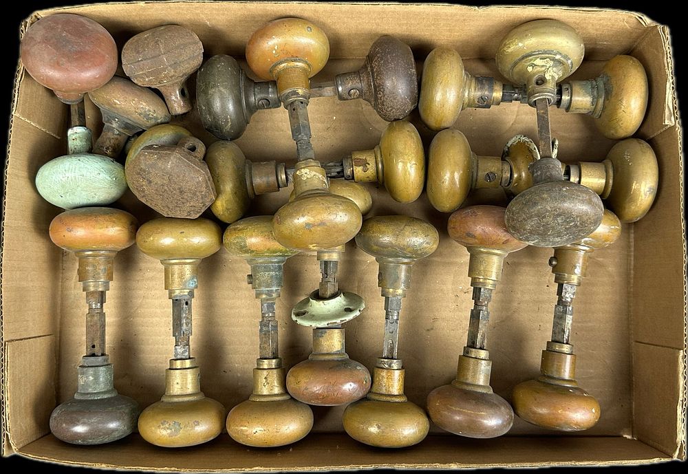 Lot 267: 32 Piece Antique Victorian Brass Door Knob Lot 13 Pairs