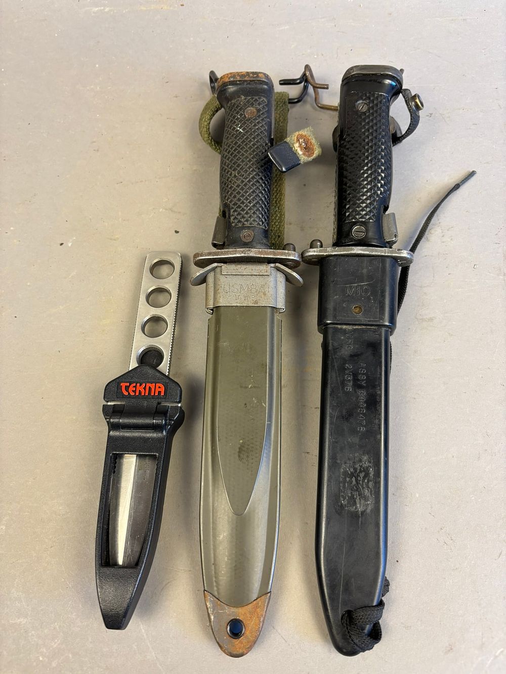Lot 327: 3 Military Knives USM8A M5 M10 M5A1 Bayonet Tekna