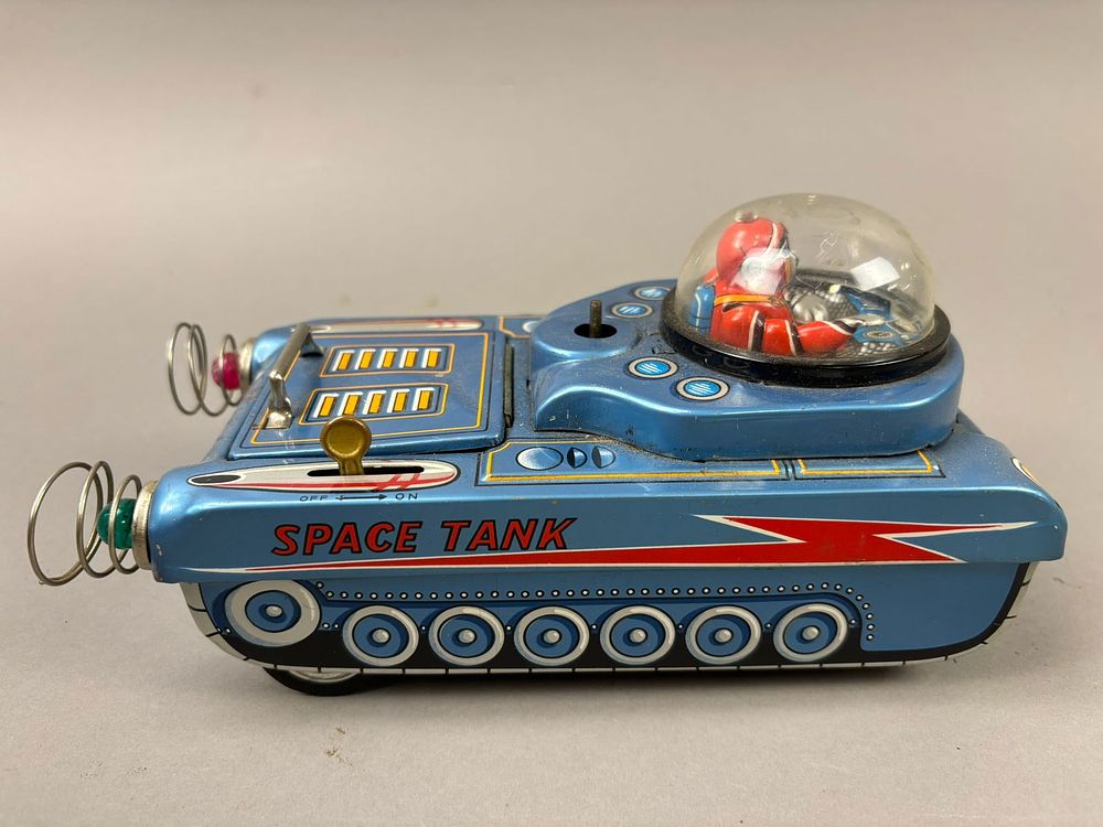 Lot 220: Japanese Trade Mark Modern Toys Space Tank Battery