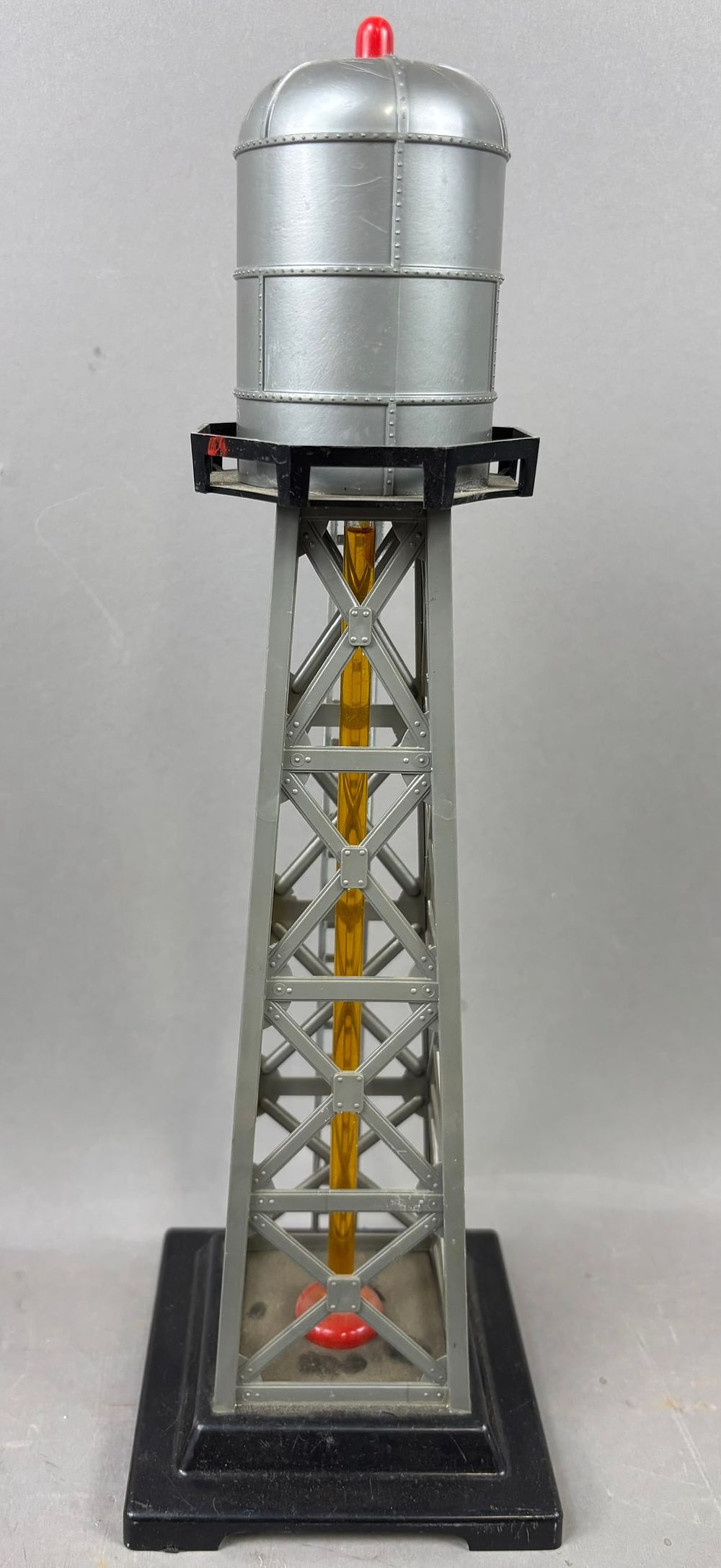 Lot 224: 4 Lionel 027 Gauge Grain Elevator Freight Platform