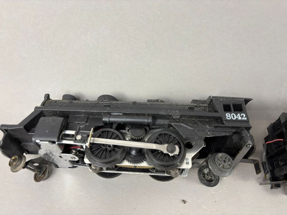 Lot 225: 2 Lionel 0 Gauge 8042 8024 GTW Engine Train Sets