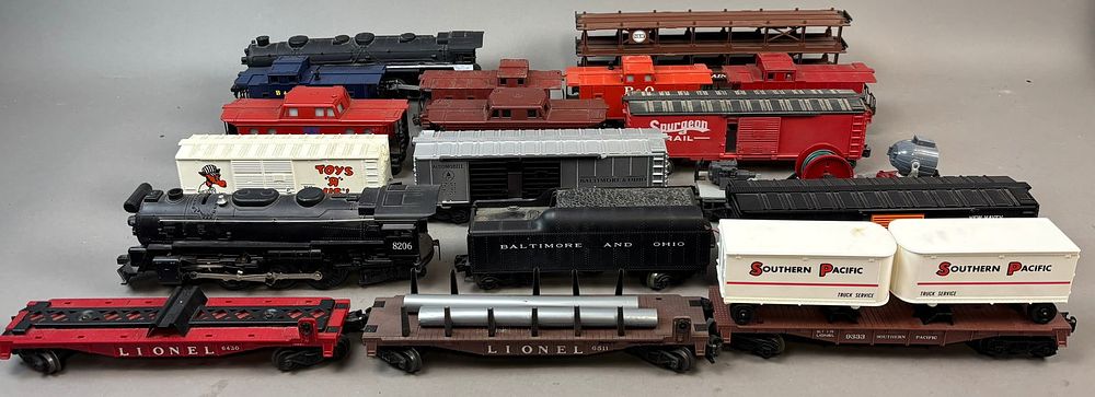 Lot 234: Lionel Engine 8206 Toys R Us Several Cars Train Set