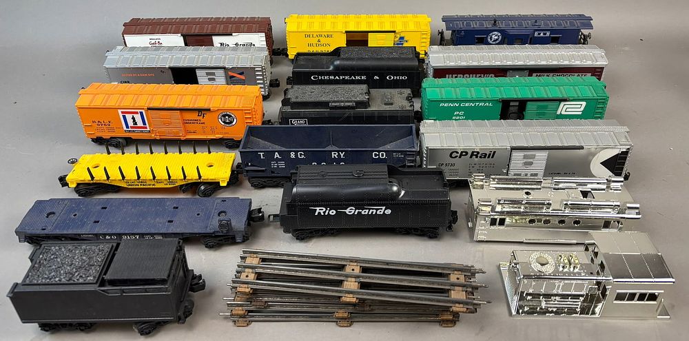 Lot 235: 15 Lionel Post War Box Car Tender Train C&O GTW