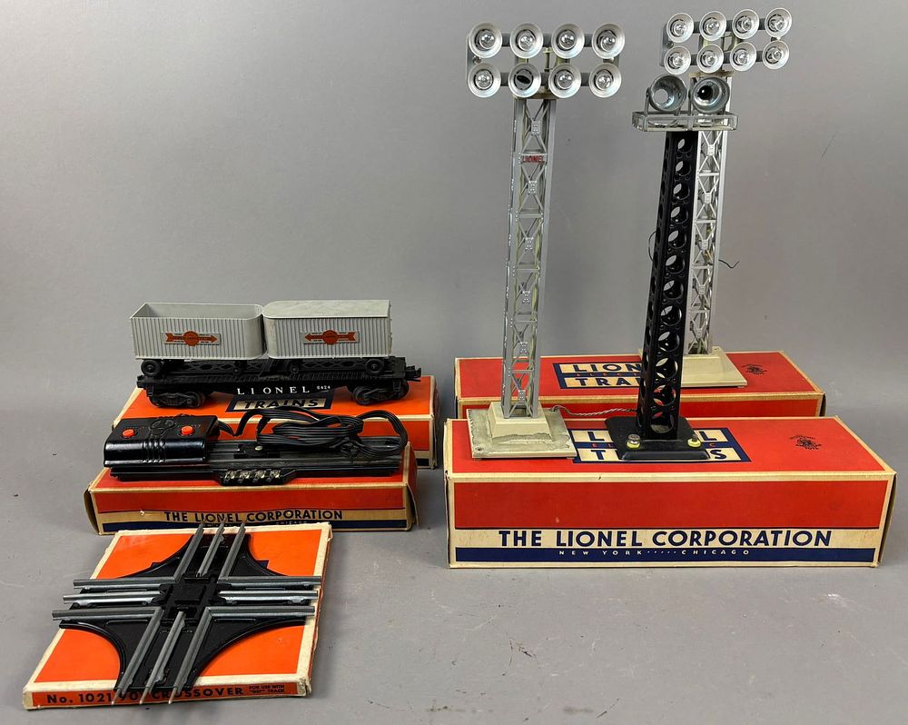 Lot 239: 5 NOS Postwar Lionel Train Floodlight Flat Car