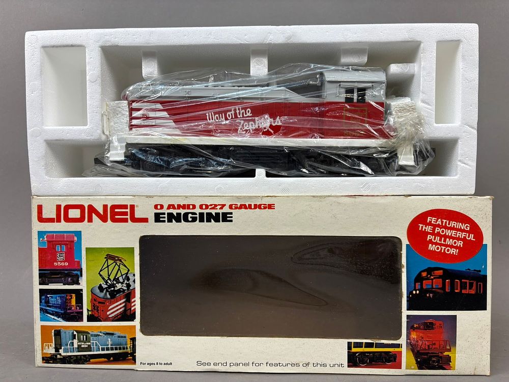 Lot 250: NOS Lionel O Gauge Burlington SW 1 Switcher Engine