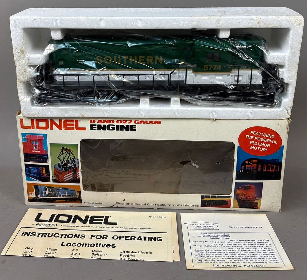 Lot 252: NOS Lionel O Gauge Southern GP7 Diesel Engine 8774