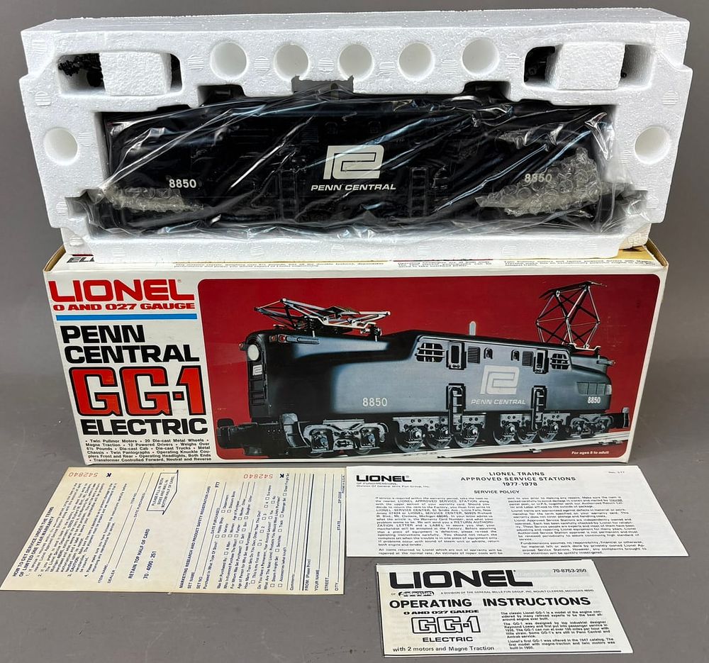 Lot 255: NOS Lionel Penn Central GG 1 Electric Train Engine
