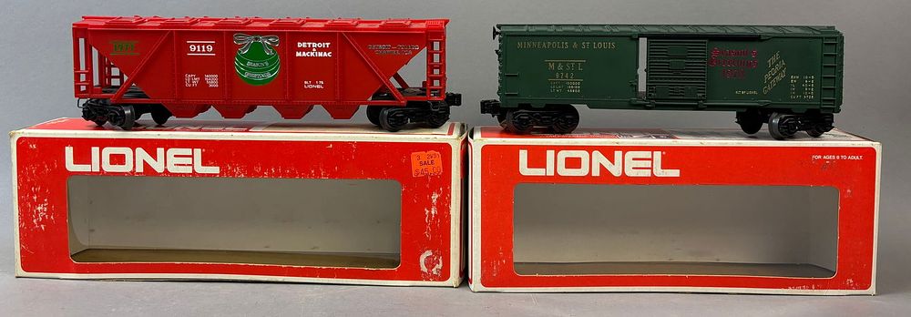 Lot 269: 2 NOS Lionel Christmas 1973 1977 Train Box Cars