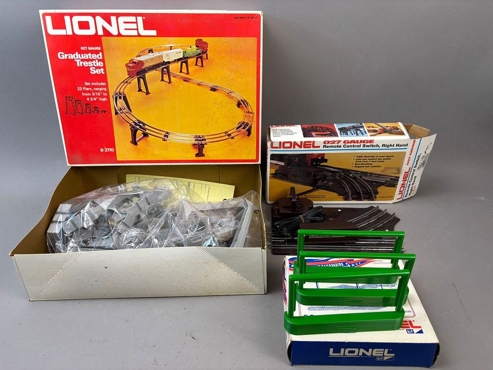 Lot 280: 3 NOS Lionel Trestle Set Control Switch Street Lamp Set