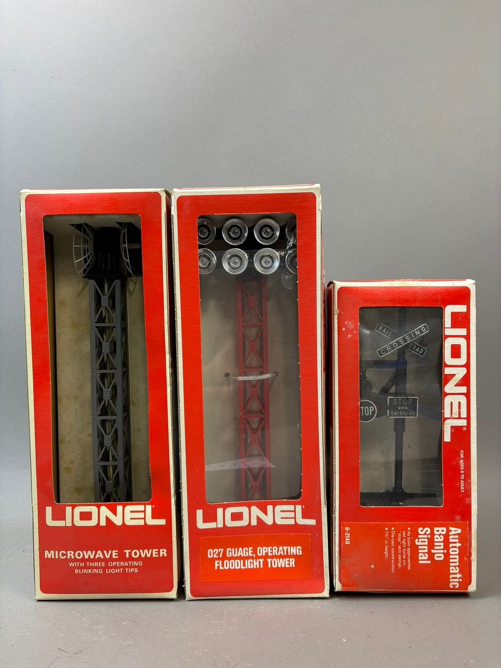 Lot 281: 3 NOS Lionel Train Banjo Signal Floodlight Microwave