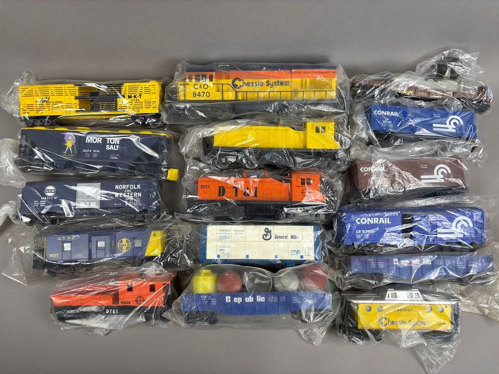 Lot 288: 17 Lionel Trains DT&I Engine 8111 Train Cars Set