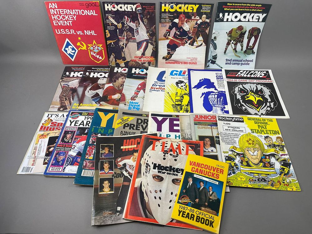 Lot 170: Lot of 23 Vintage Professional & Junior Hockey Related Magazines Propgrams