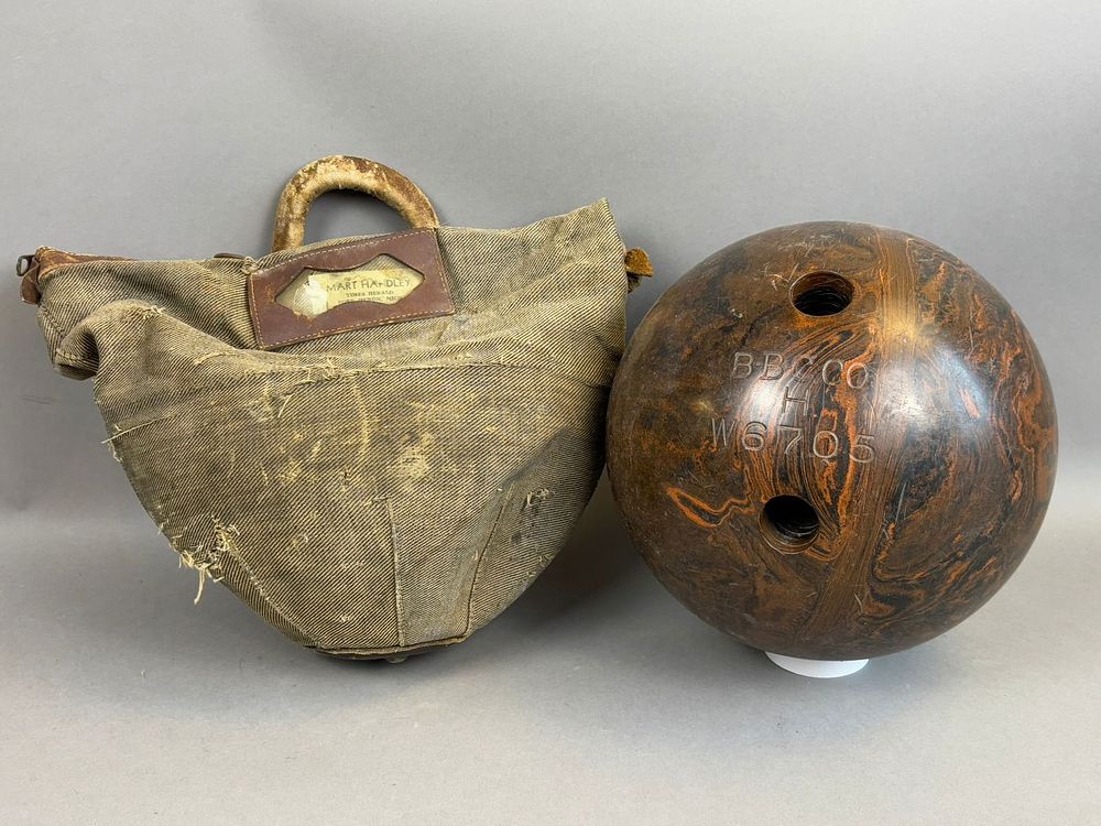 Lot 244: Vintage 1940s Brunswick B-B-C Co 2 Hole Ebonite Bowling Ball Model W6705