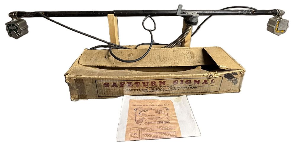 Lot 210: Safeturn Signal Corp Original 1920s Left & Right Blinker Aftermarket Car Setup