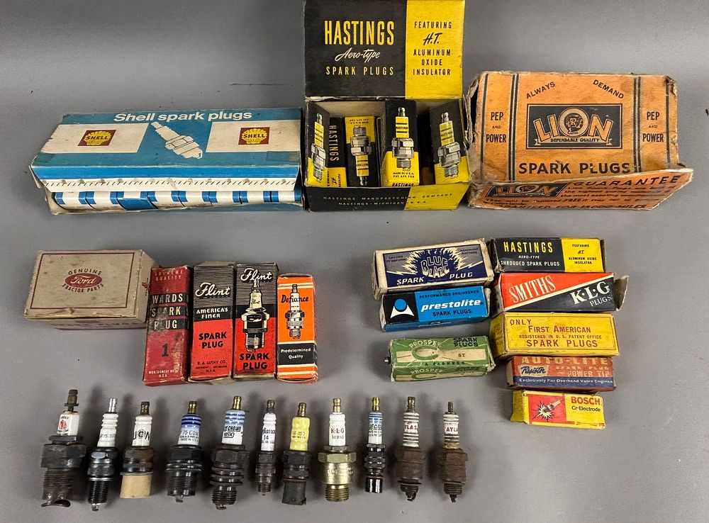 Lot 230: Lot Lion Shell Flint Hastings & More 40s-50s-60s Spark Plugs