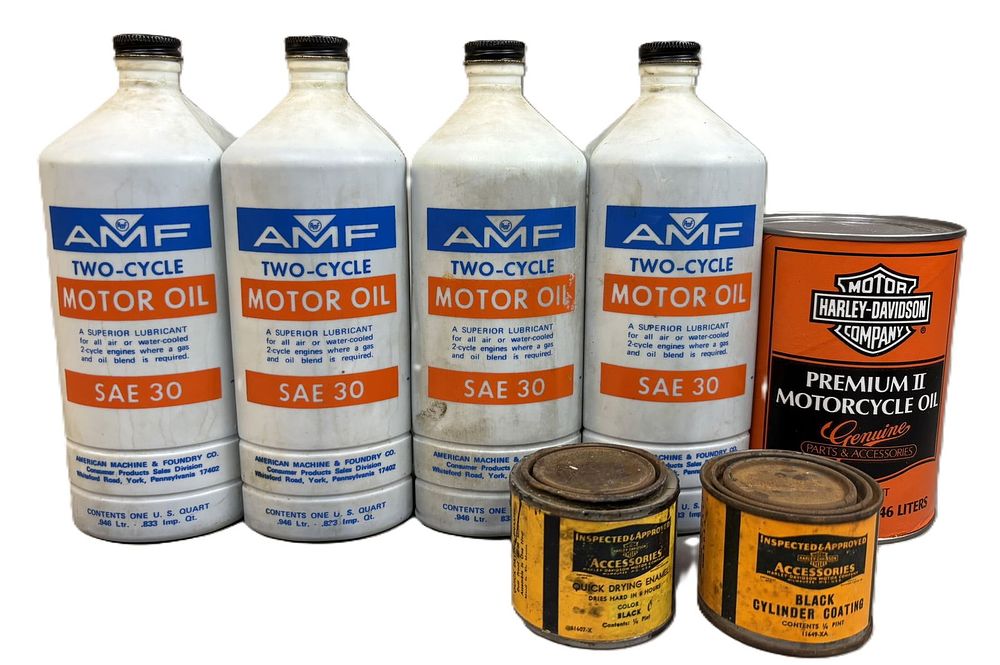 Lot 326: Lot 7 Harley Davidson Cans: 4 AMF Plastic Quart, Pair 40s Paint 1/4 Pint
