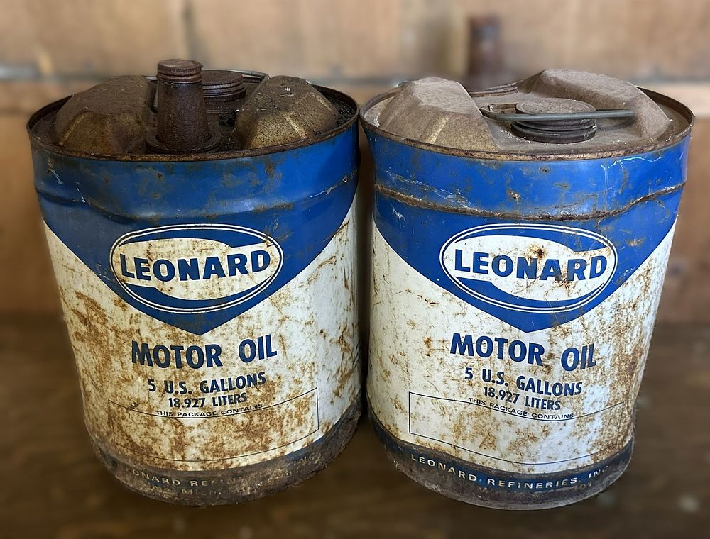 Lot 368: Leonard Pair 1950s 5 Gallon Motor Oil Cans