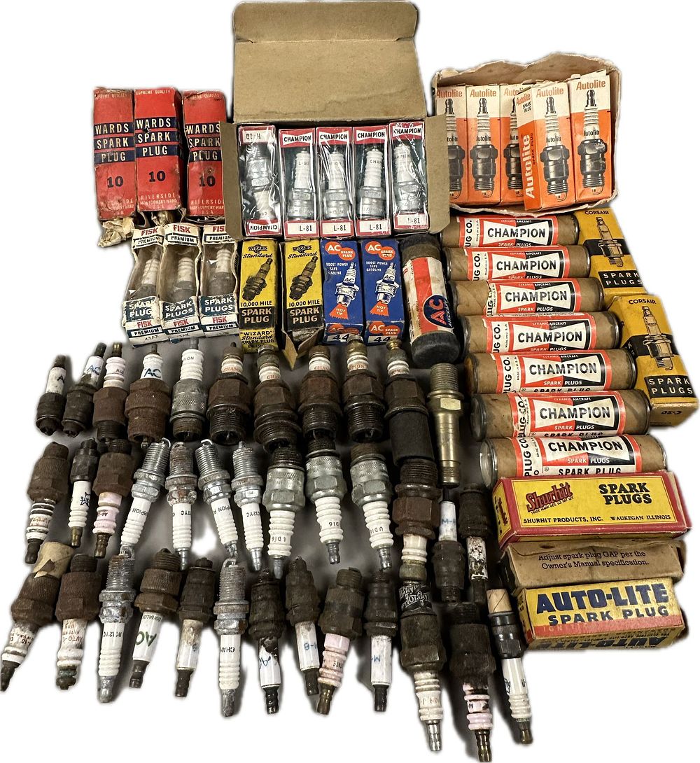 Lot 372: Lot 70+ Spark Plugs Champion Auto Lite Wizard AC Fisk Wards Corsair